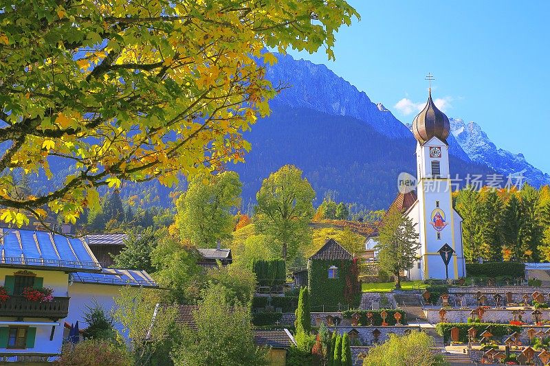 巴洛克式的圣约翰尼斯德尔Täufer教堂在Grainau阿尔卑斯村与Zugspitze, Waxenstein和Alpspitze景观-戏剧性的风景在巴伐利亚阿尔卑斯山，德国，附近的Karwendel山脉-雄伟的高山景观秋天-加尔米施，德国巴伐利亚